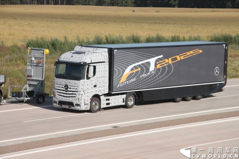 作为戴姆勒卡车“重塑未来运输”计划的一部分，梅赛德斯-奔驰未来卡车2025不仅将节约能耗，降低尾气排放，同时将确保最高水准的道路交通安全性。梅赛德斯-奔驰未来卡车2025在全球首发中展现出与众不同的非凡性能，在德国马格德堡A14号公路的实际路况下，时速高达80公里/小时。