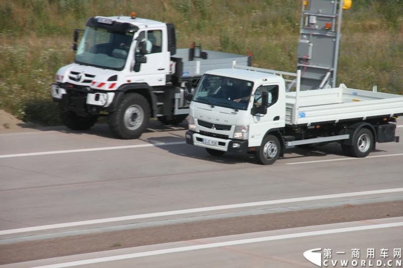 作为戴姆勒卡车“重塑未来运输”计划的一部分，梅赛德斯-奔驰未来卡车2025不仅将节约能耗，降低尾气排放，同时将确保最高水准的道路交通安全性。梅赛德斯-奔驰未来卡车2025在全球首发中展现出与众不同的非凡性能，在德国马格德堡A14号公路的实际路况下，时速高达80公里/小时。