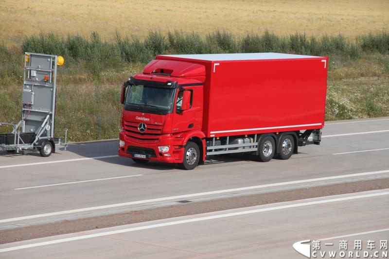 作为戴姆勒卡车“重塑未来运输”计划的一部分，梅赛德斯-奔驰未来卡车2025不仅将节约能耗，降低尾气排放，同时将确保最高水准的道路交通安全性。梅赛德斯-奔驰未来卡车2025在全球首发中展现出与众不同的非凡性能，在德国马格德堡A14号公路的实际路况下，时速高达80公里/小时。