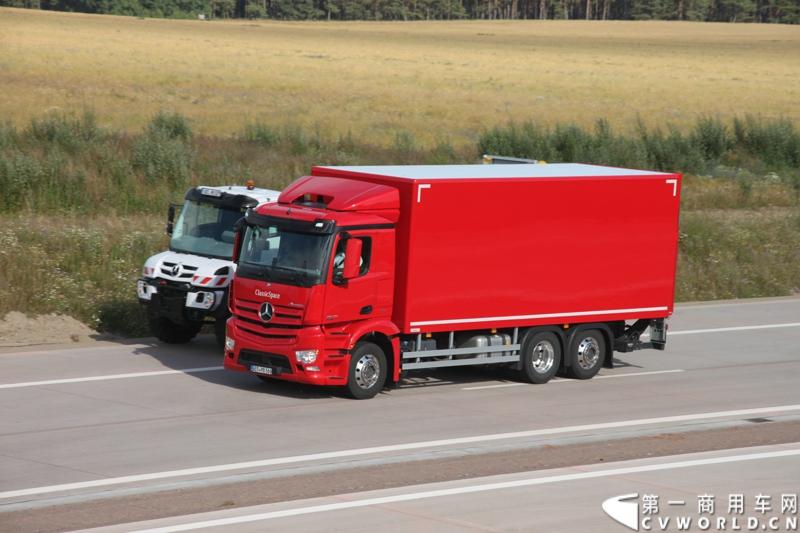 作为戴姆勒卡车“重塑未来运输”计划的一部分，梅赛德斯-奔驰未来卡车2025不仅将节约能耗，降低尾气排放，同时将确保最高水准的道路交通安全性。梅赛德斯-奔驰未来卡车2025在全球首发中展现出与众不同的非凡性能，在德国马格德堡A14号公路的实际路况下，时速高达80公里/小时。