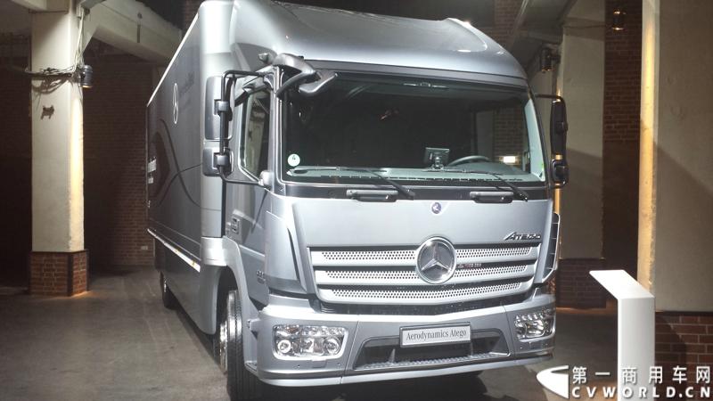 2014年7月3日，梅赛德斯-奔驰未来卡车2025——一项全新运输技术在德国马格德堡全球首发，为长途卡车运输的未来远景提供了一个激动人心的现实性展望。图为首发仪式现场。