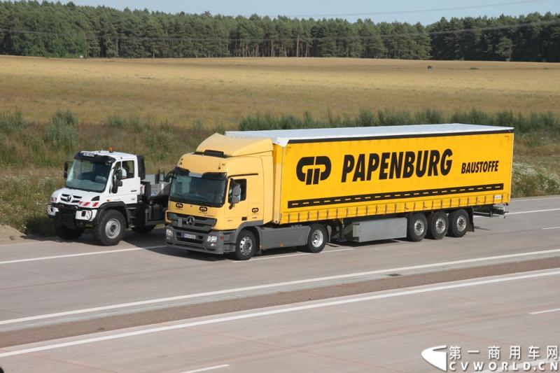 作为戴姆勒卡车“重塑未来运输”计划的一部分，梅赛德斯-奔驰未来卡车2025不仅将节约能耗，降低尾气排放，同时将确保最高水准的道路交通安全性。梅赛德斯-奔驰未来卡车2025在全球首发中展现出与众不同的非凡性能，在德国马格德堡A14号公路的实际路况下，时速高达80公里/小时。