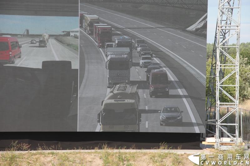 作为戴姆勒卡车“重塑未来运输”计划的一部分，梅赛德斯-奔驰未来卡车2025不仅将节约能耗，降低尾气排放，同时将确保最高水准的道路交通安全性。梅赛德斯-奔驰未来卡车2025在全球首发中展现出与众不同的非凡性能，在德国马格德堡A14号公路的实际路况下，时速高达80公里/小时。