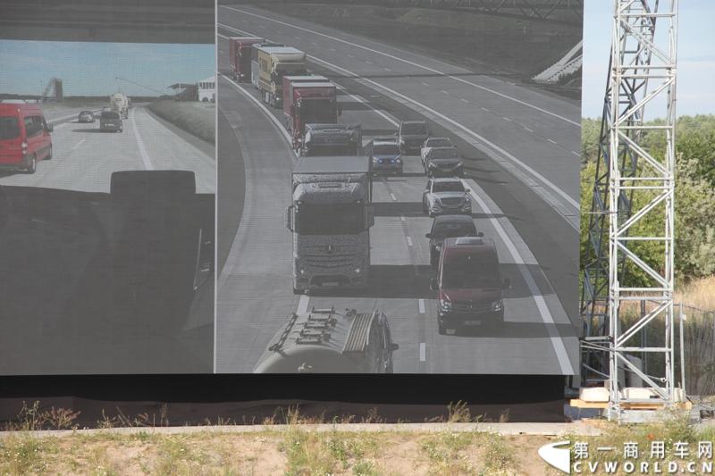 作为戴姆勒卡车“重塑未来运输”计划的一部分，梅赛德斯-奔驰未来卡车2025不仅将节约能耗，降低尾气排放，同时将确保最高水准的道路交通安全性。梅赛德斯-奔驰未来卡车2025在全球首发中展现出与众不同的非凡性能，在德国马格德堡A14号公路的实际路况下，时速高达80公里/小时。