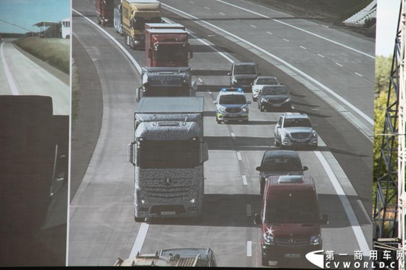 作为戴姆勒卡车“重塑未来运输”计划的一部分，梅赛德斯-奔驰未来卡车2025不仅将节约能耗，降低尾气排放，同时将确保最高水准的道路交通安全性。梅赛德斯-奔驰未来卡车2025在全球首发中展现出与众不同的非凡性能，在德国马格德堡A14号公路的实际路况下，时速高达80公里/小时。