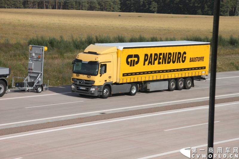 作为戴姆勒卡车“重塑未来运输”计划的一部分，梅赛德斯-奔驰未来卡车2025不仅将节约能耗，降低尾气排放，同时将确保最高水准的道路交通安全性。梅赛德斯-奔驰未来卡车2025在全球首发中展现出与众不同的非凡性能，在德国马格德堡A14号公路的实际路况下，时速高达80公里/小时。