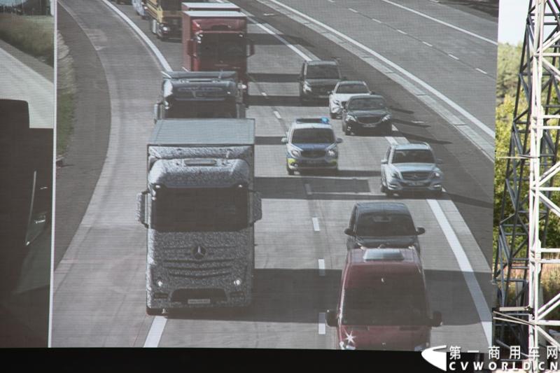 作为戴姆勒卡车“重塑未来运输”计划的一部分，梅赛德斯-奔驰未来卡车2025不仅将节约能耗，降低尾气排放，同时将确保最高水准的道路交通安全性。梅赛德斯-奔驰未来卡车2025在全球首发中展现出与众不同的非凡性能，在德国马格德堡A14号公路的实际路况下，时速高达80公里/小时。