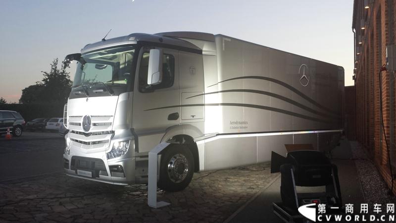 2014年7月3日，梅赛德斯-奔驰未来卡车2025——一项全新运输技术在德国马格德堡全球首发，为长途卡车运输的未来远景提供了一个激动人心的现实性展望。图为首发仪式现场。