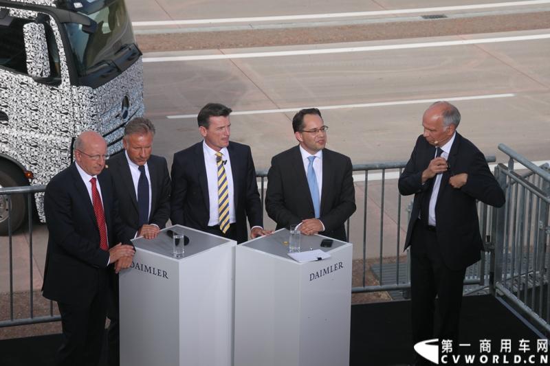 作为戴姆勒卡车“重塑未来运输”计划的一部分，梅赛德斯-奔驰未来卡车2025不仅将节约能耗，降低尾气排放，同时将确保最高水准的道路交通安全性。梅赛德斯-奔驰未来卡车2025在全球首发中展现出与众不同的非凡性能，在德国马格德堡A14号公路的实际路况下，时速高达80公里/小时。