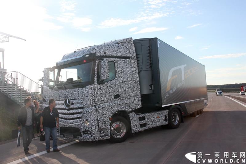 作为戴姆勒卡车“重塑未来运输”计划的一部分，梅赛德斯-奔驰未来卡车2025不仅将节约能耗，降低尾气排放，同时将确保最高水准的道路交通安全性。梅赛德斯-奔驰未来卡车2025在全球首发中展现出与众不同的非凡性能，在德国马格德堡A14号公路的实际路况下，时速高达80公里/小时。