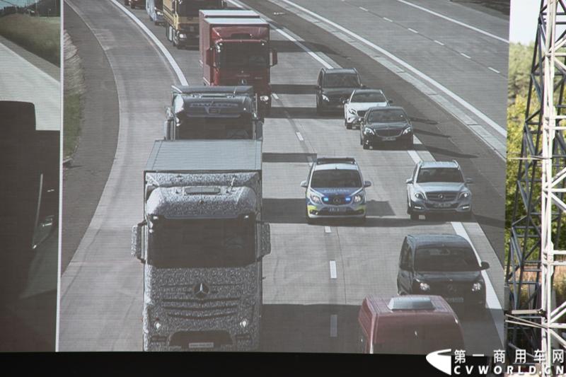 作为戴姆勒卡车“重塑未来运输”计划的一部分，梅赛德斯-奔驰未来卡车2025不仅将节约能耗，降低尾气排放，同时将确保最高水准的道路交通安全性。梅赛德斯-奔驰未来卡车2025在全球首发中展现出与众不同的非凡性能，在德国马格德堡A14号公路的实际路况下，时速高达80公里/小时。