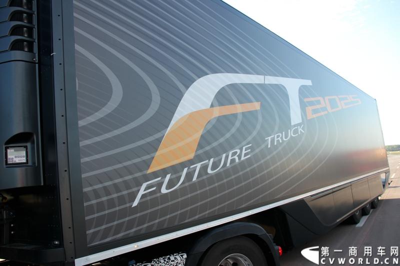 作为戴姆勒卡车“重塑未来运输”计划的一部分，梅赛德斯-奔驰未来卡车2025不仅将节约能耗，降低尾气排放，同时将确保最高水准的道路交通安全性。梅赛德斯-奔驰未来卡车2025在全球首发中展现出与众不同的非凡性能，在德国马格德堡A14号公路的实际路况下，时速高达80公里/小时。