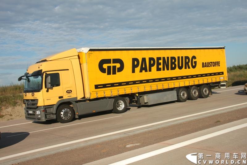 作为戴姆勒卡车“重塑未来运输”计划的一部分，梅赛德斯-奔驰未来卡车2025不仅将节约能耗，降低尾气排放，同时将确保最高水准的道路交通安全性。梅赛德斯-奔驰未来卡车2025在全球首发中展现出与众不同的非凡性能，在德国马格德堡A14号公路的实际路况下，时速高达80公里/小时。