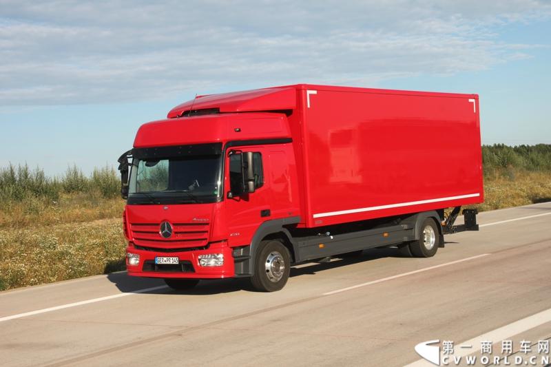 作为戴姆勒卡车“重塑未来运输”计划的一部分，梅赛德斯-奔驰未来卡车2025不仅将节约能耗，降低尾气排放，同时将确保最高水准的道路交通安全性。梅赛德斯-奔驰未来卡车2025在全球首发中展现出与众不同的非凡性能，在德国马格德堡A14号公路的实际路况下，时速高达80公里/小时。