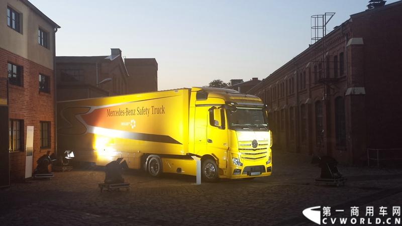 2014年7月3日，梅赛德斯-奔驰未来卡车2025——一项全新运输技术在德国马格德堡全球首发，为长途卡车运输的未来远景提供了一个激动人心的现实性展望。图为首发仪式现场。