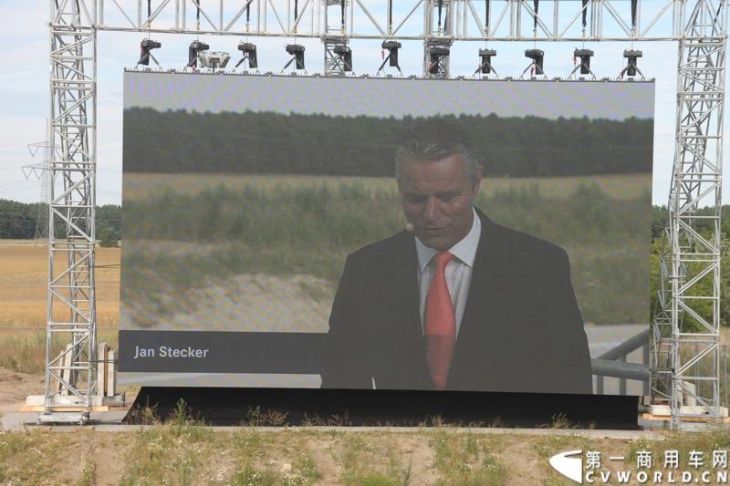 2014年7月3日，梅赛德斯-奔驰未来卡车2025——一项全新运输技术在德国马格德堡全球首发，为长途卡车运输的未来远景提供了一个激动人心的现实性展望。图为首发仪式现场。