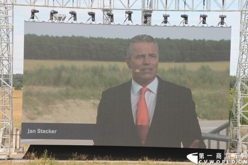 2014年7月3日，梅赛德斯-奔驰未来卡车2025——一项全新运输技术在德国马格德堡全球首发，为长途卡车运输的未来远景提供了一个激动人心的现实性展望。图为首发仪式现场。