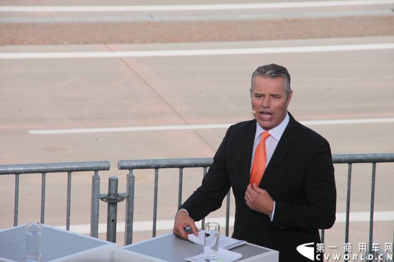 2014年7月3日，梅赛德斯-奔驰未来卡车2025——一项全新运输技术在德国马格德堡全球首发，为长途卡车运输的未来远景提供了一个激动人心的现实性展望。图为首发仪式现场嘉宾致辞。