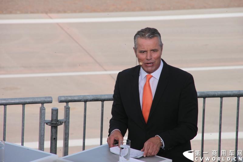 2014年7月3日，梅赛德斯-奔驰未来卡车2025——一项全新运输技术在德国马格德堡全球首发，为长途卡车运输的未来远景提供了一个激动人心的现实性展望。图为首发仪式现场嘉宾致辞。