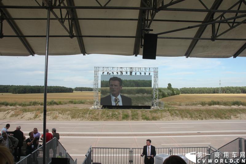 2014年7月3日，梅赛德斯-奔驰未来卡车2025——一项全新运输技术在德国马格德堡全球首发，为长途卡车运输的未来远景提供了一个激动人心的现实性展望。图为首发仪式现场。