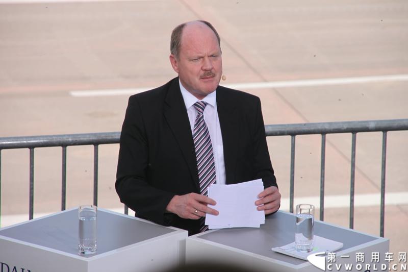 2014年7月3日，梅赛德斯-奔驰未来卡车2025——一项全新运输技术在德国马格德堡全球首发，为长途卡车运输的未来远景提供了一个激动人心的现实性展望。图为首发仪式现场嘉宾致辞。