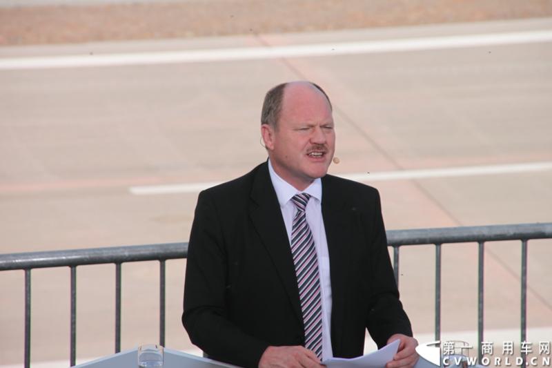 2014年7月3日，梅赛德斯-奔驰未来卡车2025——一项全新运输技术在德国马格德堡全球首发，为长途卡车运输的未来远景提供了一个激动人心的现实性展望。图为首发仪式现场嘉宾致辞。