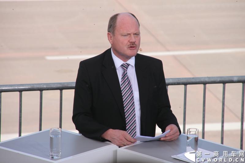 2014年7月3日，梅赛德斯-奔驰未来卡车2025——一项全新运输技术在德国马格德堡全球首发，为长途卡车运输的未来远景提供了一个激动人心的现实性展望。图为首发仪式现场嘉宾致辞。