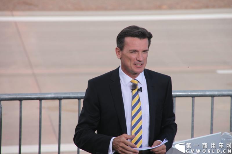 2014年7月3日，梅赛德斯-奔驰未来卡车2025——一项全新运输技术在德国马格德堡全球首发，为长途卡车运输的未来远景提供了一个激动人心的现实性展望。图为首发仪式现场嘉宾致辞。