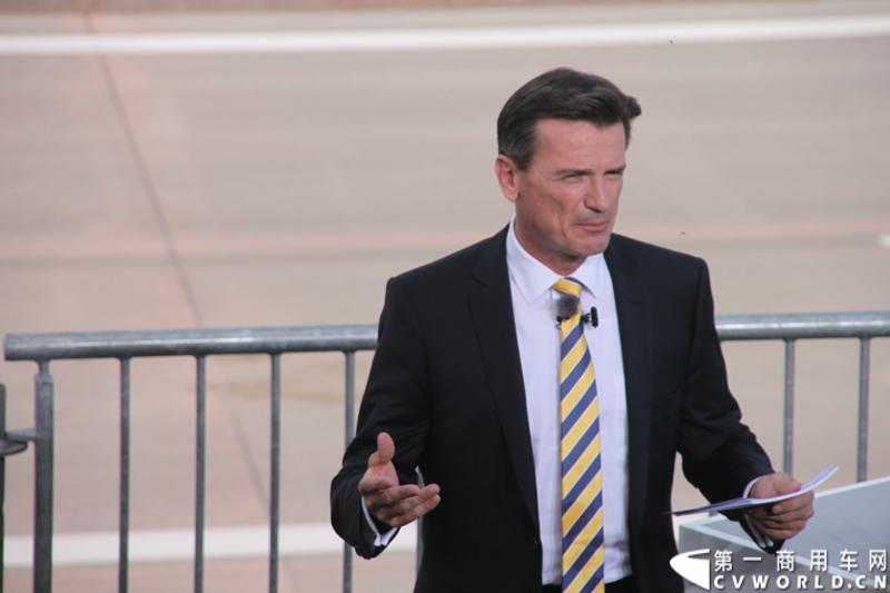 2014年7月3日，梅赛德斯-奔驰未来卡车2025——一项全新运输技术在德国马格德堡全球首发，为长途卡车运输的未来远景提供了一个激动人心的现实性展望。图为首发仪式现场嘉宾致辞。