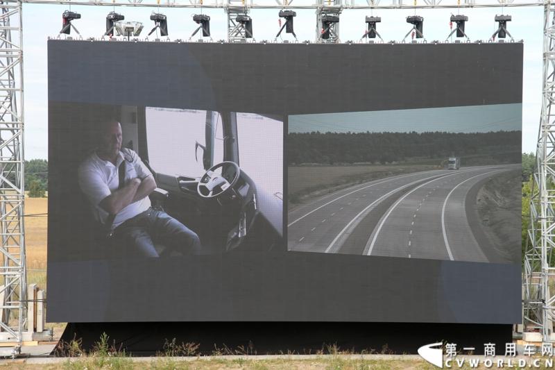 2014年7月3日，梅赛德斯-奔驰未来卡车2025——一项全新运输技术在德国马格德堡全球首发，为长途卡车运输的未来远景提供了一个激动人心的现实性展望。图为首发仪式现场。