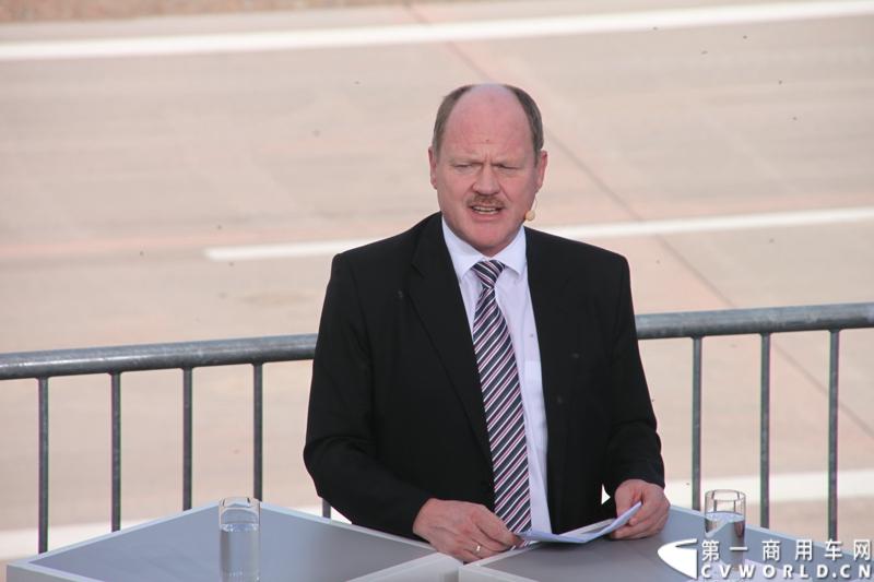 2014年7月3日，梅赛德斯-奔驰未来卡车2025——一项全新运输技术在德国马格德堡全球首发，为长途卡车运输的未来远景提供了一个激动人心的现实性展望。图为首发仪式现场嘉宾致辞。