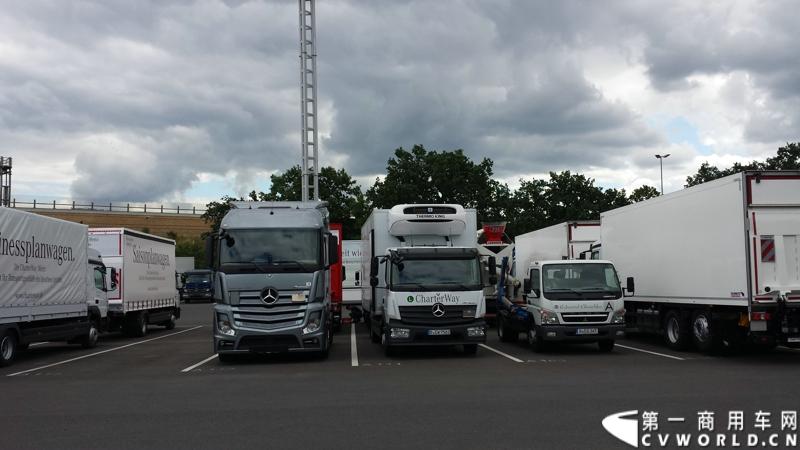 梅赛德斯-奔驰未来卡车2025在燃油效率、安全性、道路交通与基础设施建设以及专业驾驶、道路运输行业等方面都是一场革命。未来卡车2025不是一辆新的卡车，而是一个面向未来的运输系统。