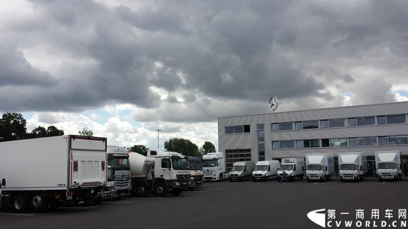 梅赛德斯-奔驰未来卡车2025在燃油效率、安全性、道路交通与基础设施建设以及专业驾驶、道路运输行业等方面都是一场革命。未来卡车2025不是一辆新的卡车，而是一个面向未来的运输系统。