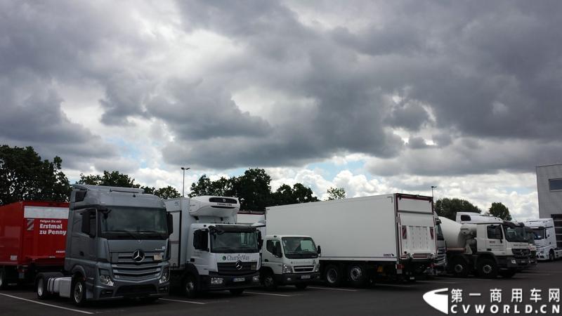 梅赛德斯-奔驰未来卡车2025在燃油效率、安全性、道路交通与基础设施建设以及专业驾驶、道路运输行业等方面都是一场革命。未来卡车2025不是一辆新的卡车，而是一个面向未来的运输系统。