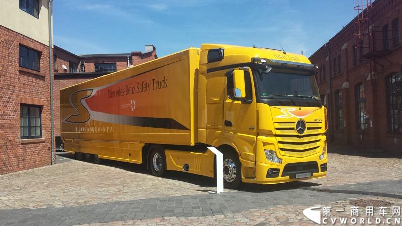 梅赛德斯-奔驰未来卡车2025在燃油效率、安全性、道路交通与基础设施建设以及专业驾驶、道路运输行业等方面都是一场革命。未来卡车2025不是一辆新的卡车，而是一个面向未来的运输系统。