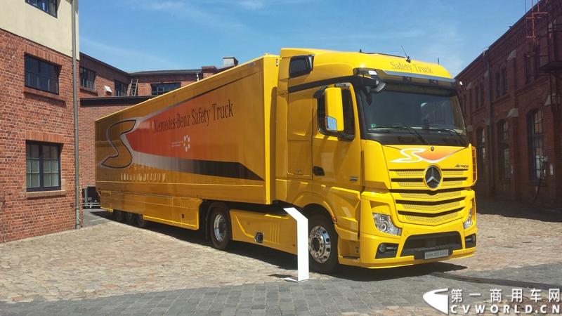 梅赛德斯-奔驰未来卡车2025在燃油效率、安全性、道路交通与基础设施建设以及专业驾驶、道路运输行业等方面都是一场革命。未来卡车2025不是一辆新的卡车，而是一个面向未来的运输系统。