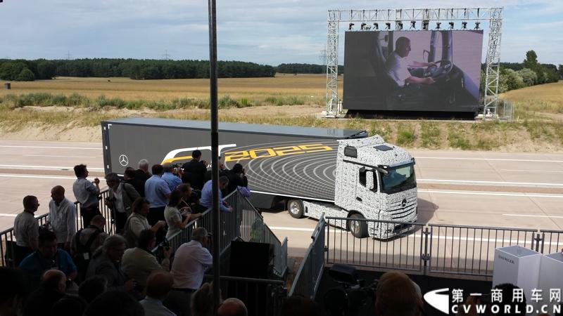 梅赛德斯-奔驰未来卡车2025在燃油效率、安全性、道路交通与基础设施建设以及专业驾驶、道路运输行业等方面都是一场革命。未来卡车2025不是一辆新的卡车，而是一个面向未来的运输系统。