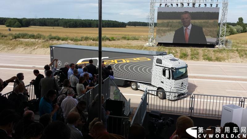 梅赛德斯-奔驰未来卡车2025在燃油效率、安全性、道路交通与基础设施建设以及专业驾驶、道路运输行业等方面都是一场革命。未来卡车2025不是一辆新的卡车，而是一个面向未来的运输系统。
