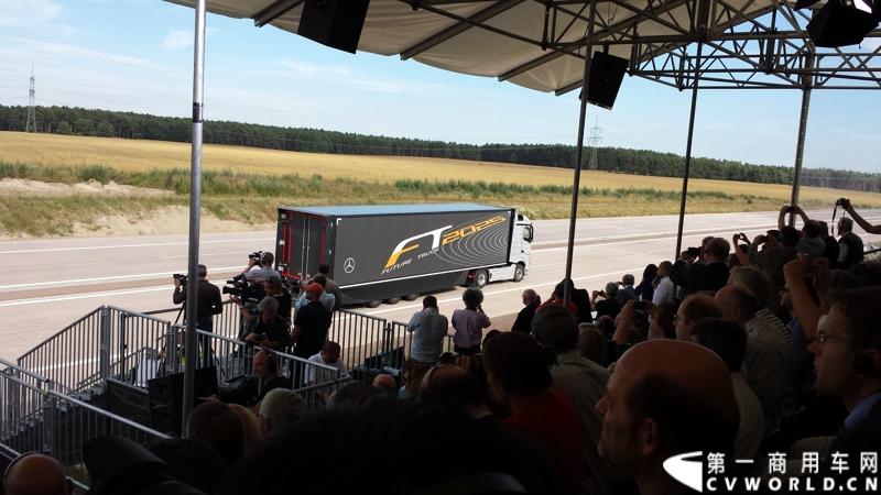 梅赛德斯-奔驰未来卡车2025在燃油效率、安全性、道路交通与基础设施建设以及专业驾驶、道路运输行业等方面都是一场革命。未来卡车2025不是一辆新的卡车，而是一个面向未来的运输系统。