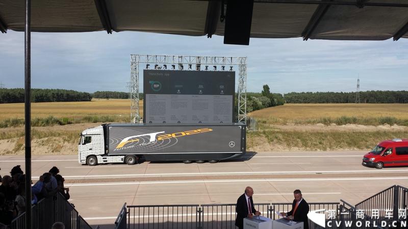 梅赛德斯-奔驰未来卡车2025在燃油效率、安全性、道路交通与基础设施建设以及专业驾驶、道路运输行业等方面都是一场革命。未来卡车2025不是一辆新的卡车，而是一个面向未来的运输系统。