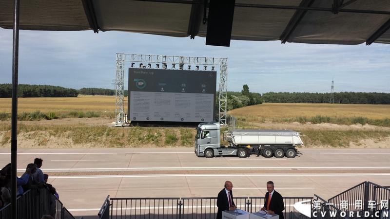 梅赛德斯-奔驰未来卡车2025在燃油效率、安全性、道路交通与基础设施建设以及专业驾驶、道路运输行业等方面都是一场革命。未来卡车2025不是一辆新的卡车，而是一个面向未来的运输系统。