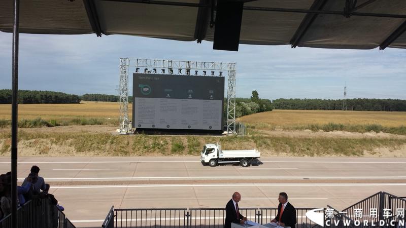 梅赛德斯-奔驰未来卡车2025在燃油效率、安全性、道路交通与基础设施建设以及专业驾驶、道路运输行业等方面都是一场革命。未来卡车2025不是一辆新的卡车，而是一个面向未来的运输系统。