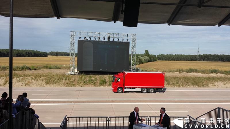 梅赛德斯-奔驰未来卡车2025在燃油效率、安全性、道路交通与基础设施建设以及专业驾驶、道路运输行业等方面都是一场革命。未来卡车2025不是一辆新的卡车，而是一个面向未来的运输系统。