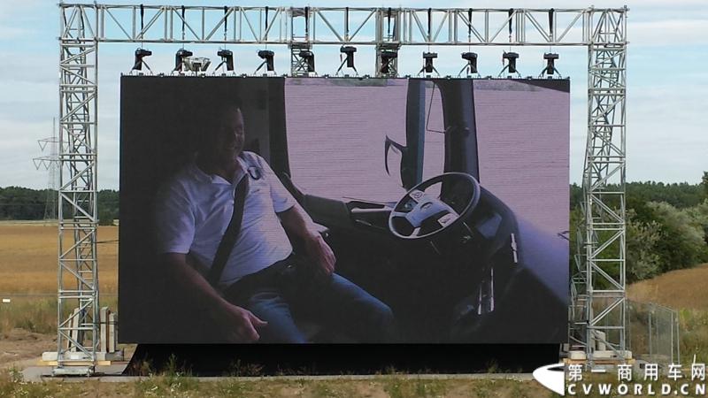 梅赛德斯-奔驰未来卡车2025在燃油效率、安全性、道路交通与基础设施建设以及专业驾驶、道路运输行业等方面都是一场革命。未来卡车2025不是一辆新的卡车，而是一个面向未来的运输系统。