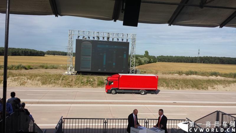 梅赛德斯-奔驰未来卡车2025在燃油效率、安全性、道路交通与基础设施建设以及专业驾驶、道路运输行业等方面都是一场革命。未来卡车2025不是一辆新的卡车，而是一个面向未来的运输系统。