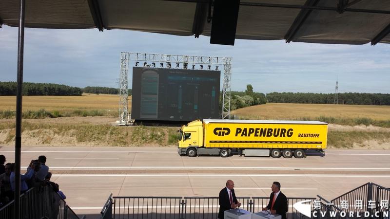 梅赛德斯-奔驰未来卡车2025在燃油效率、安全性、道路交通与基础设施建设以及专业驾驶、道路运输行业等方面都是一场革命。未来卡车2025不是一辆新的卡车，而是一个面向未来的运输系统。