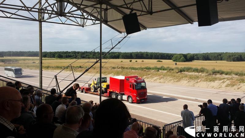 梅赛德斯-奔驰未来卡车2025在燃油效率、安全性、道路交通与基础设施建设以及专业驾驶、道路运输行业等方面都是一场革命。未来卡车2025不是一辆新的卡车，而是一个面向未来的运输系统。