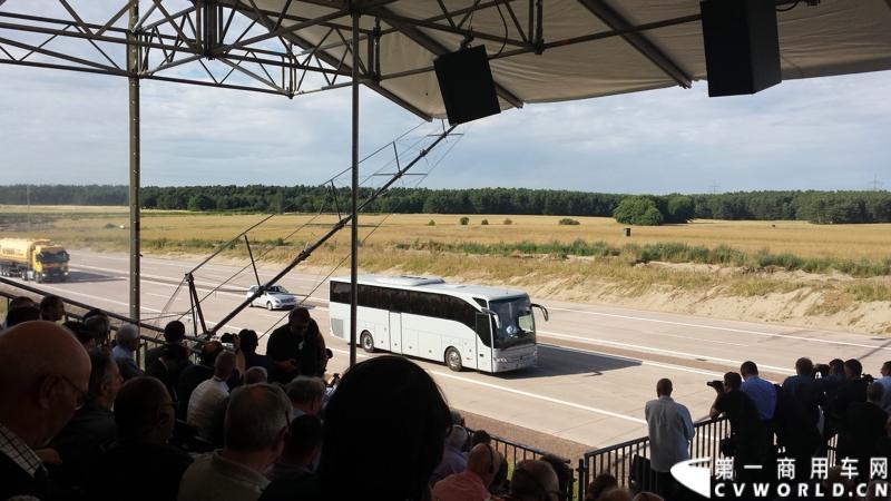 梅赛德斯-奔驰未来卡车2025在燃油效率、安全性、道路交通与基础设施建设以及专业驾驶、道路运输行业等方面都是一场革命。未来卡车2025不是一辆新的卡车，而是一个面向未来的运输系统。