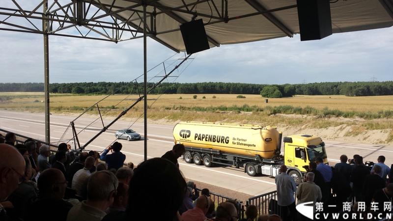 梅赛德斯-奔驰未来卡车2025在燃油效率、安全性、道路交通与基础设施建设以及专业驾驶、道路运输行业等方面都是一场革命。未来卡车2025不是一辆新的卡车，而是一个面向未来的运输系统。