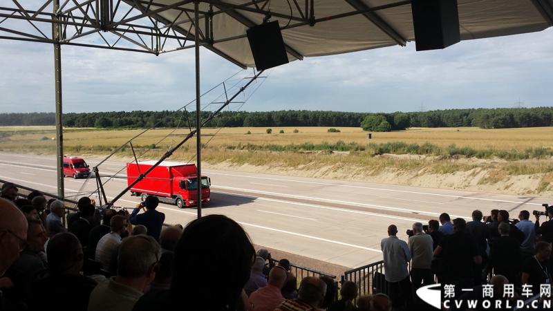 梅赛德斯-奔驰未来卡车2025在燃油效率、安全性、道路交通与基础设施建设以及专业驾驶、道路运输行业等方面都是一场革命。未来卡车2025不是一辆新的卡车，而是一个面向未来的运输系统。